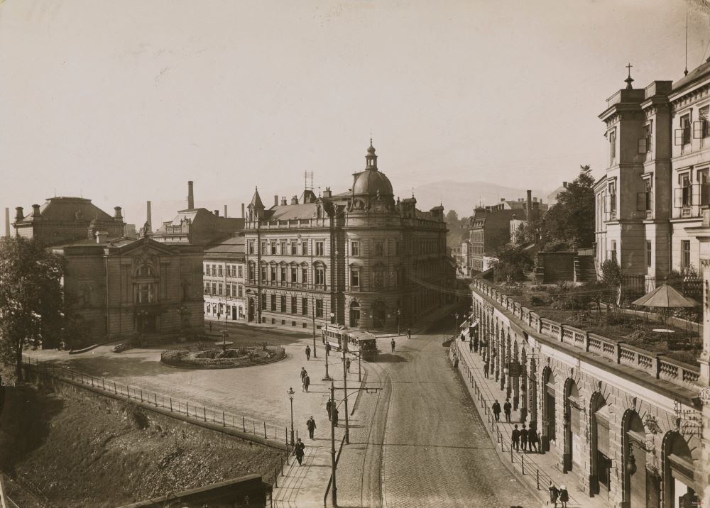 Tramwaj przejeżdżający obok budynku teatru - 1925 r. Tramwaj przejeżdżający obok budynku teatru - 1925 r.