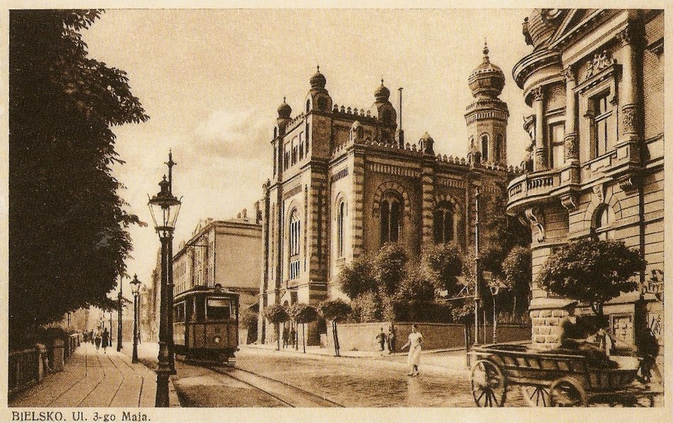 Tramwaj obok synagogi na ulicy 3 Maja - 1935 r. Tramwaj obok synagogi na ulicy 3 Maja - 1935 r.