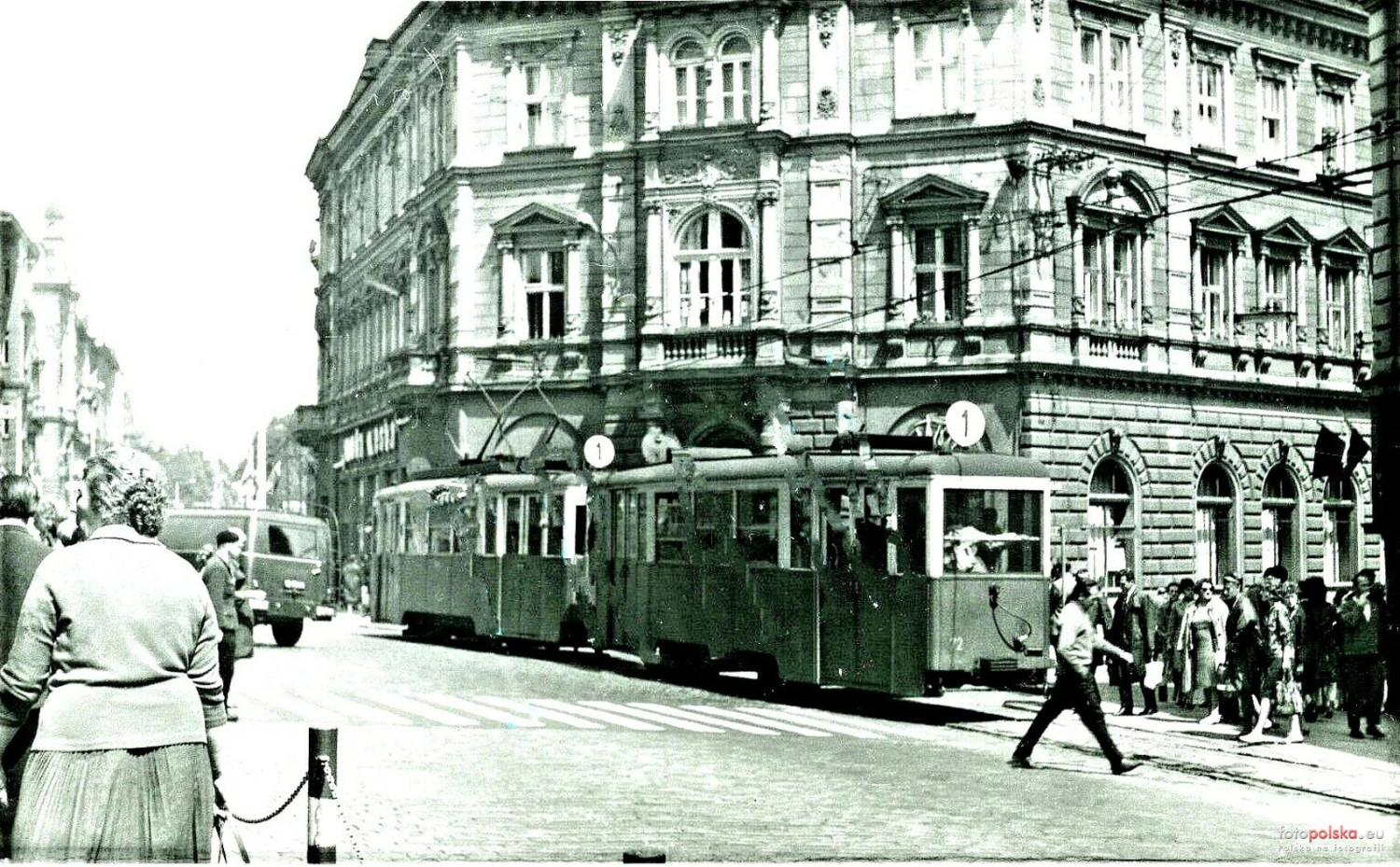 Rok 1966 - tramwaj przy placu Chrobrego Rok 1966 - tramwaj przy placu Chrobrego