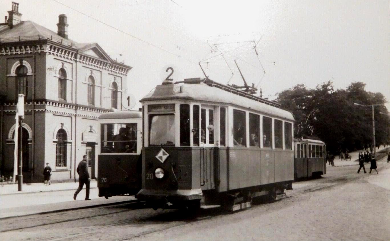 Tramwaj przed budynkiem dworca - lata 60. Tramwaj przed budynkiem dworca - lata 60.