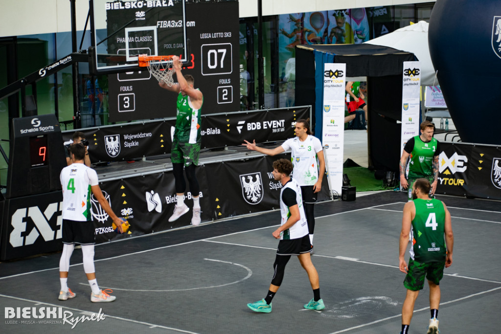 Pharma Classic (białe koszulki) w meczu ćwierćfinałowym z Legią Lotto Pharma Classic (białe koszulki) w meczu ćwierćfinałowym z Legią Lotto