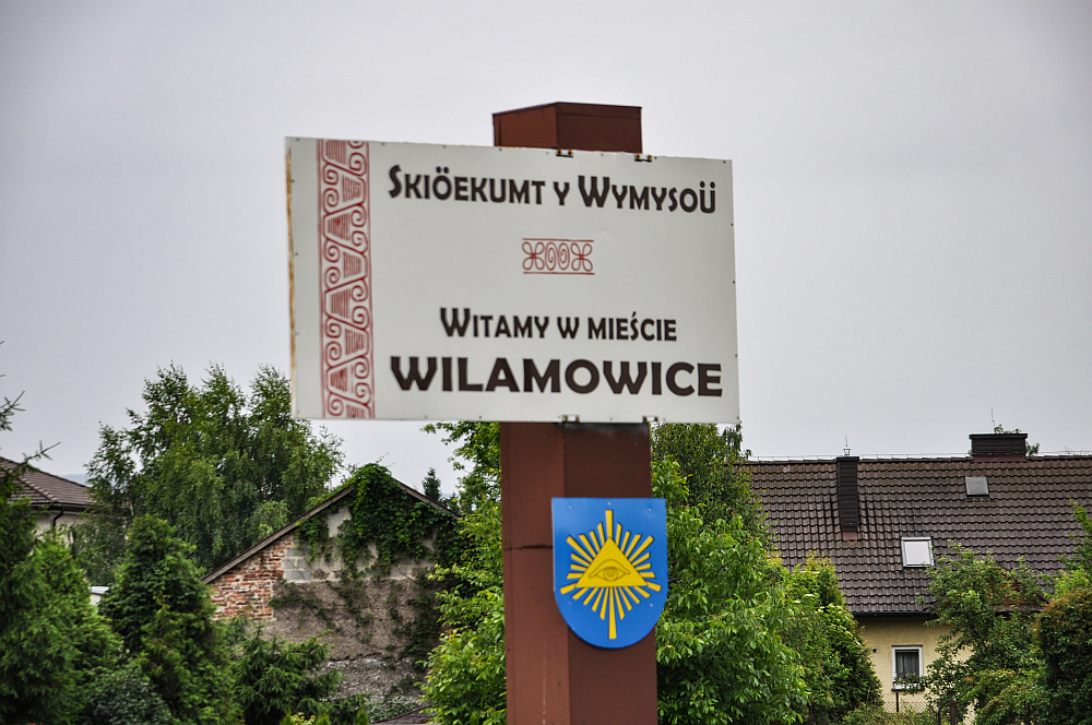 Wilamowianie witają przybyszów w dwóch językach Wilamowianie witają przybyszów w dwóch językach