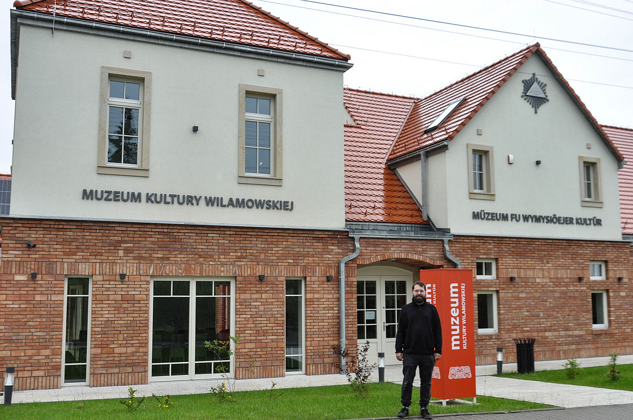 Dr Tymoteusz Król przed siedzibą Muzeum Kultury Wilamowskiej Dr Tymoteusz Król przed siedzibą Muzeum Kultury Wilamowskiej