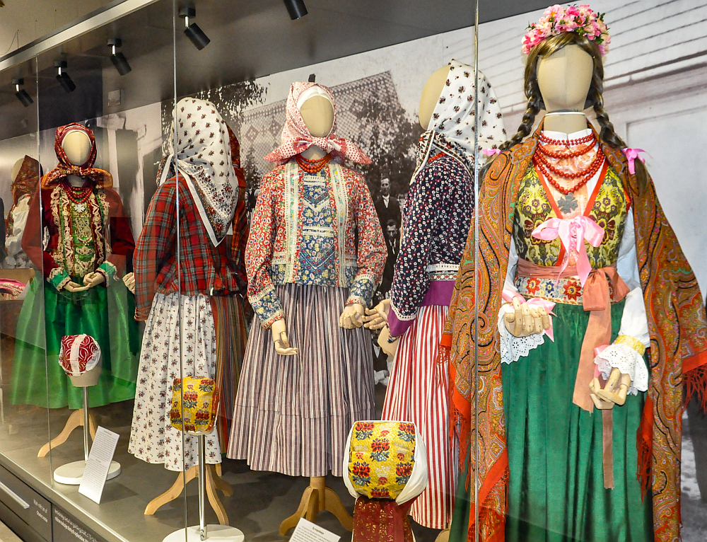 Barwne stroje wilamowskich kobiet na przestrzeni dziejów Barwne stroje wilamowskich kobiet na przestrzeni dziejów