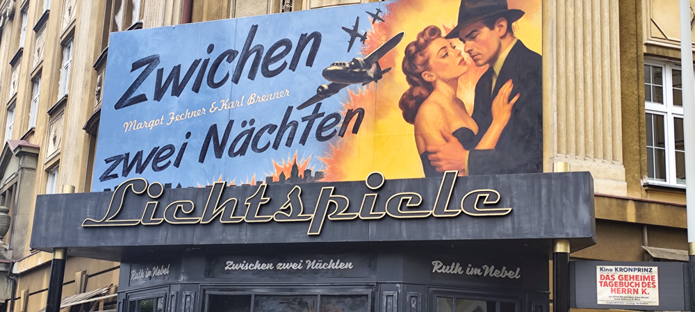 Kondygnacja bielskiego ZUS-u przypomina dzisiaj budynek powojennego kina Afisz kinowy