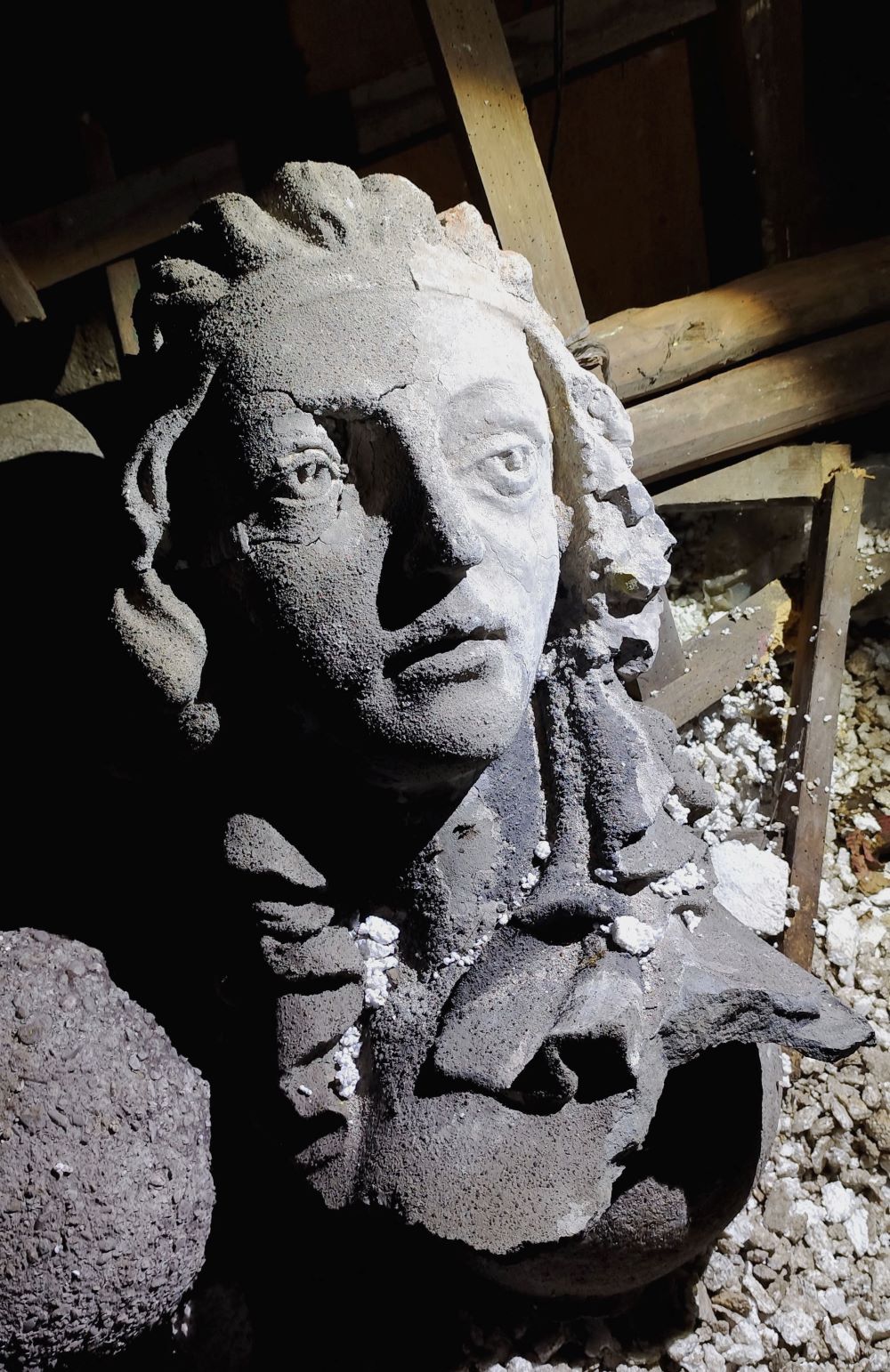 Głowa kobiety-sfinksa odnaleziona w piwnicy willi Głowa kobiety-sfinksa odnaleziona w piwnicy willi