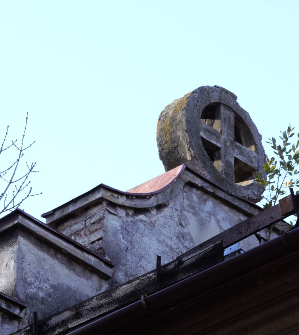 Celtycki krzyż na dachu budynku Celtycki krzyż na dachu budynku