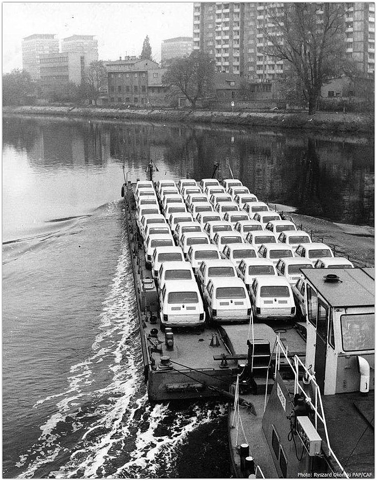 Fiaciki płyną z Gliwic do Wrocławia - 1976 r. Fiaciki płyną z Gliwic do Wrocławia - 1976 r.