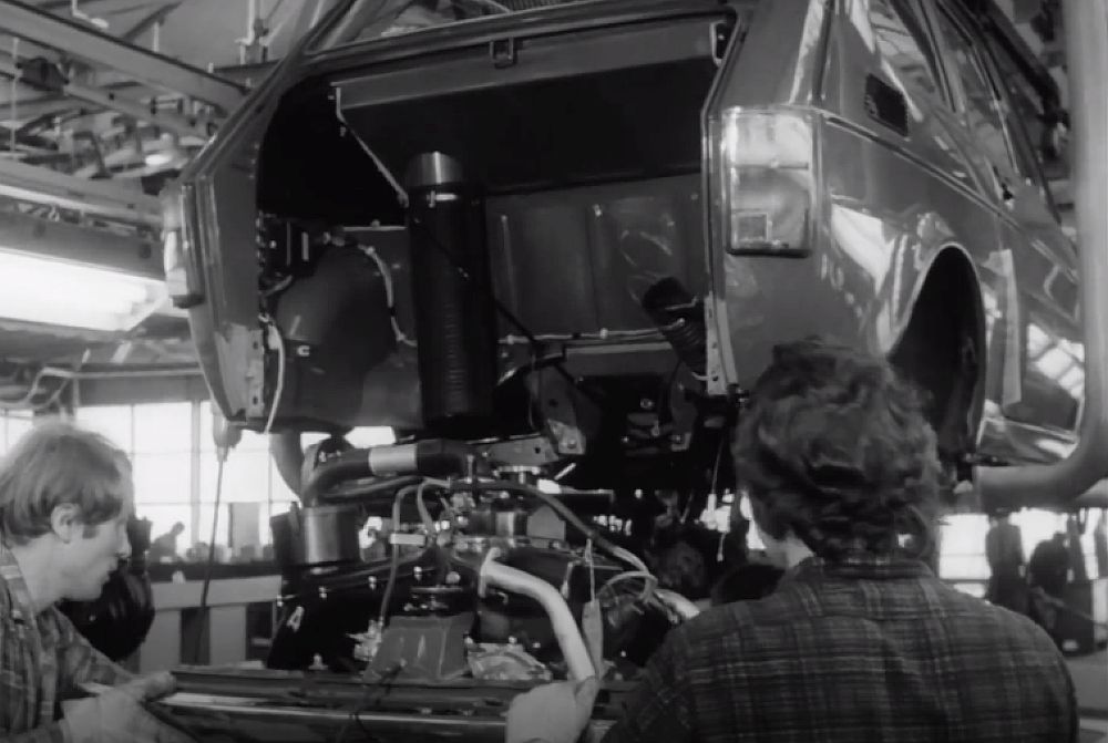 Maluch na taśmie montażowej Maluch na taśmie montażowej