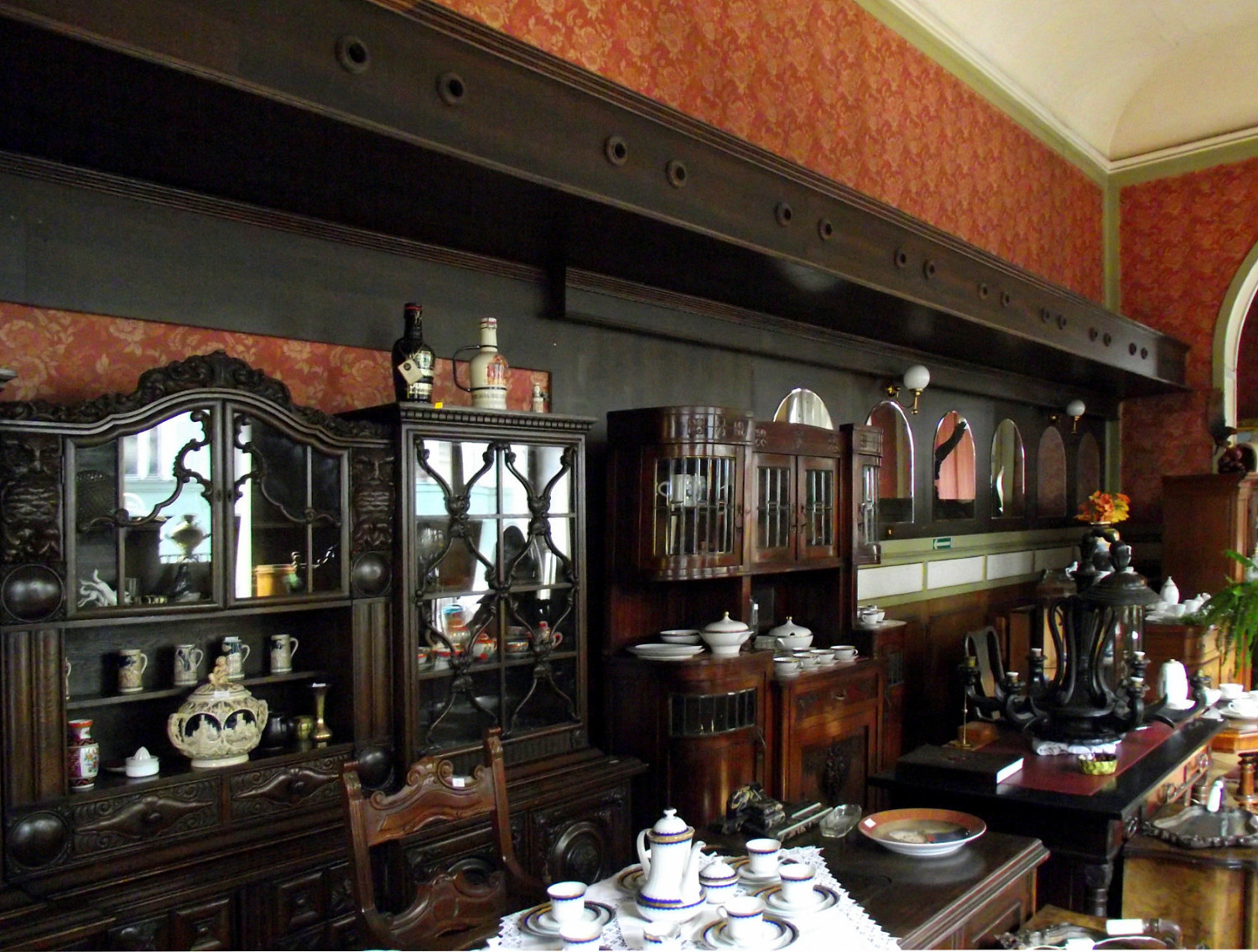 Wnętrza dawnej Patrii z okresu funkcjonowania tam antykwariatu - 2014 r. / fot. Fotopolska.eu / GAJ777 Wnętrza dawnej Patrii z okresu funkcjonowania tam antykwariatu - 2014 r. / fot. Fotopolska.eu