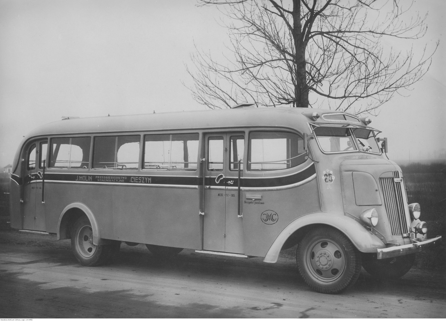 Autobus Przedsiębiorstwa Komunikacyjnego J. Molin w Cieszynie - m.in. takie autobusy kursowały do Bielska. Foto: Narodowe Archiwum Cyfrowe Autobus Przedsiębiorstwa Komunikacyjnego J. Molin w Cieszynie - m.in. takie autobusy kursowały do Bielska. Foto: Narodowe Archiwum Cyfrowe