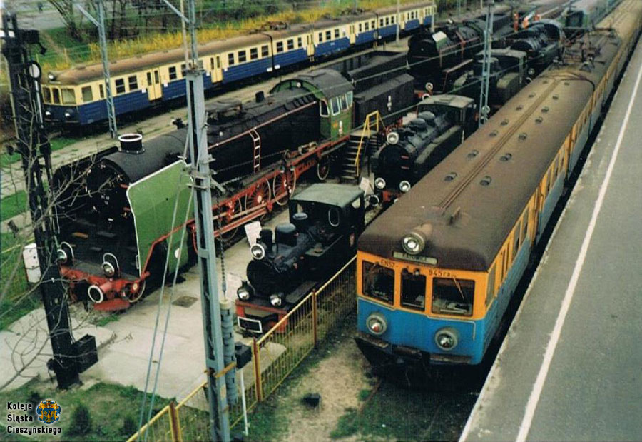 Widok z kładki na zgromadzone eksponaty (fot. Michał Czerwiński, kwiecień 1998) Skansen kolejowy