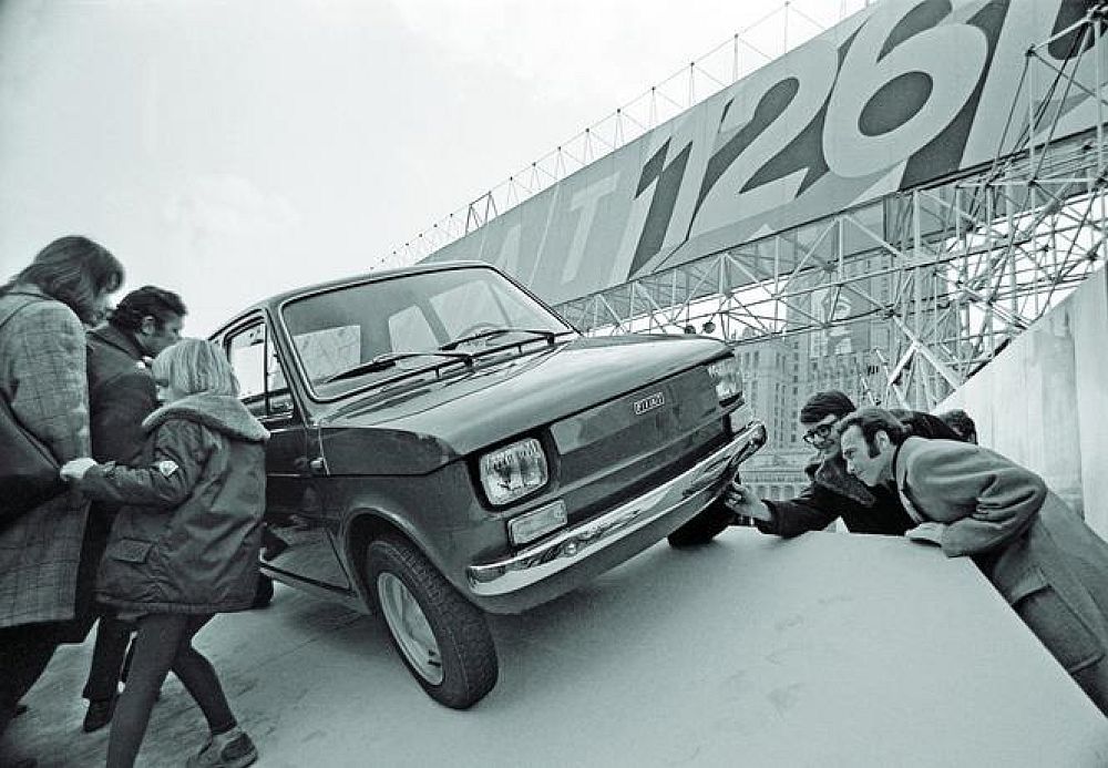 Prezentacja fiata na Placu Defilad fot. Mirosław Stankiewicz 1972 Prezentacja fiata na Placu Defilad fot. Mirosław Stankiewicz 1972