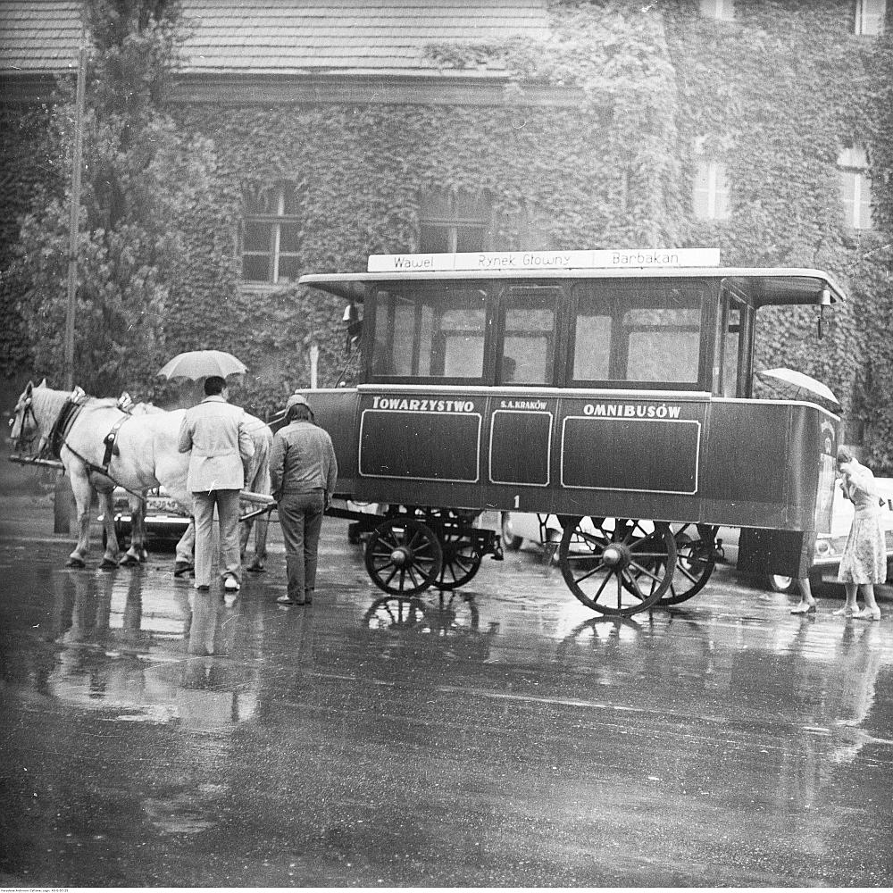Tak wyglądały omnibusy konne - przykładowy omnibus z Krakowa. Foto: Narodowe Archiwum Cyfrowe, 1890 r. Tak wyglądały omnibusy konne - przykładowy omnibus z Krakowa. Foto: Narodowe Archiwum Cyfrowe, 1890 r.