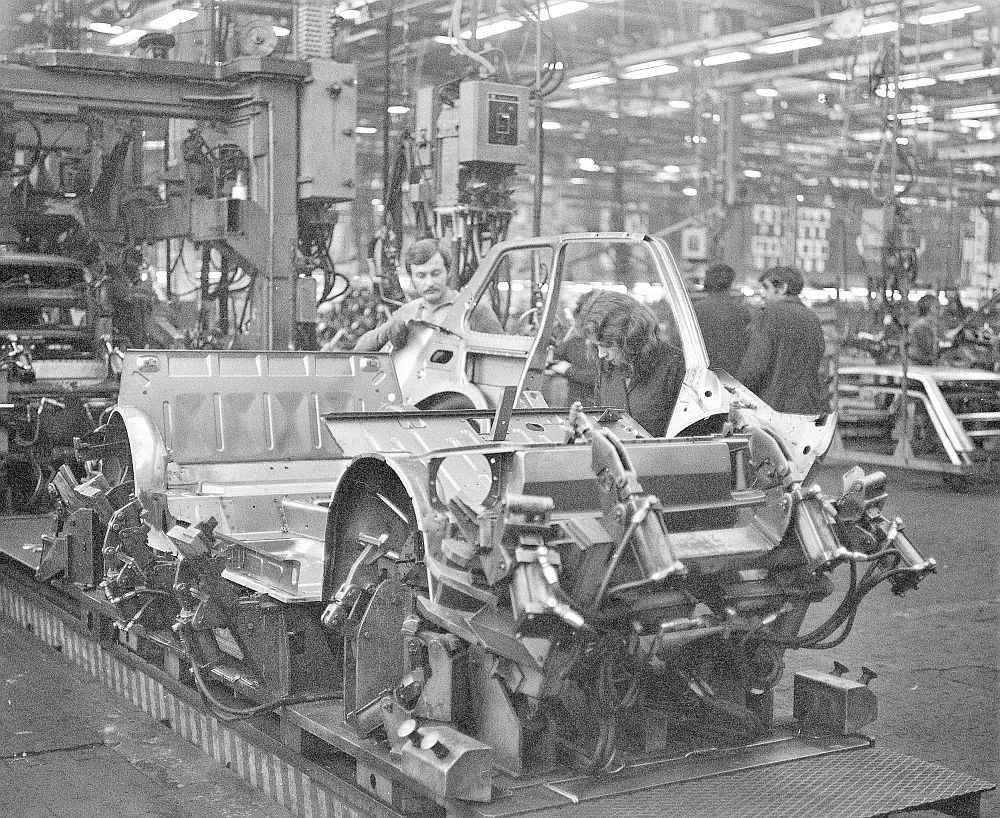 Montaż karoserii samochodów Fiat 126p Montaż karoserii samochodów Fiat 126p