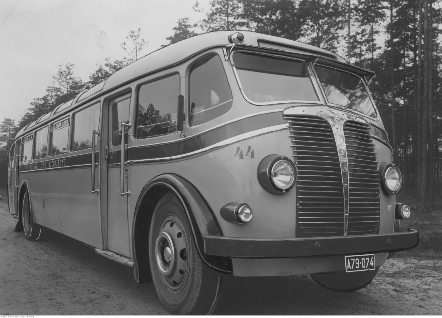 Autobus Śląskich Linii Autobusowych zbudowany na podwoziu firmy Leyland. Foto: Narodowe Archiwum Cyfrowe, 1938 r. Autobus Śląskich Linii Autobusowych zbudowany na podwoziu firmy Leyland. Foto: Narodowe Archiwum Cyfrowe, 1938 r.