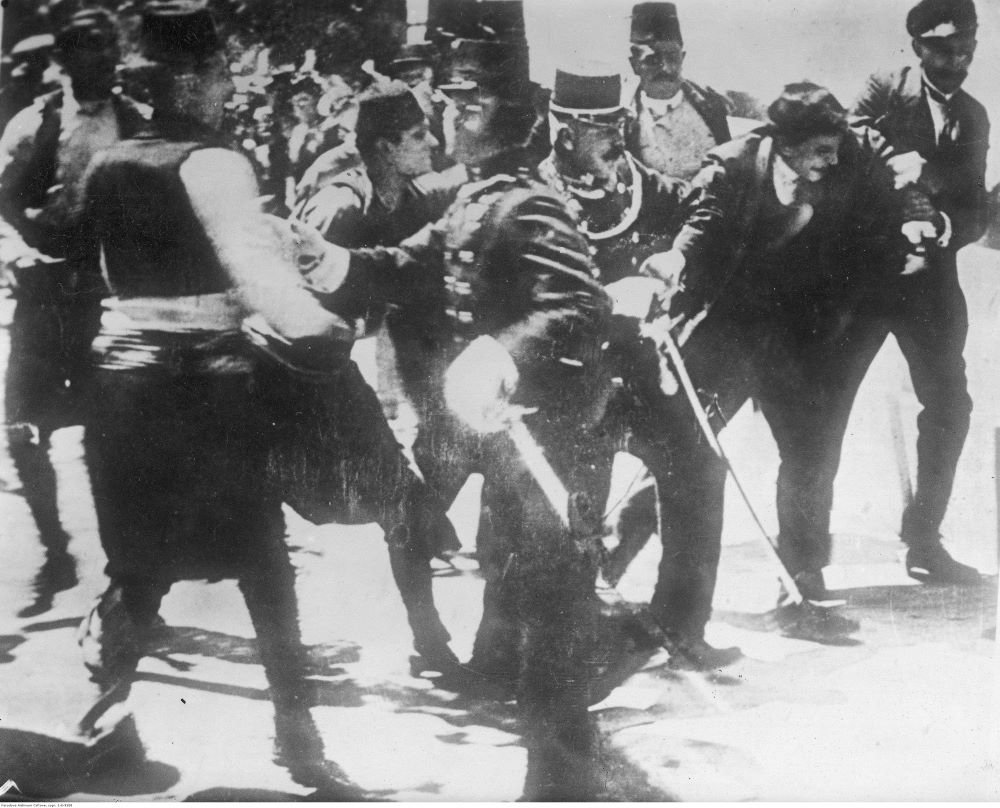 Zamach w Sarajewie. Reprodukacja fografii, przedstawiającej aresztowanie Ferdinanda Behra, osłaniającego Gavrilo Principa przed linczem. Fotografię wykonano w dniu zamachu 28 czerwca 1914 roku. Zamach w Sarajewie. Reprodukacja fografii, przedstawiającej aresztowanie Ferdinanda Behra, osłaniającego Gavrilo Principa przed linczem. Fotografię wykonano w dniu zamachu 28 czerwca 1914 roku.