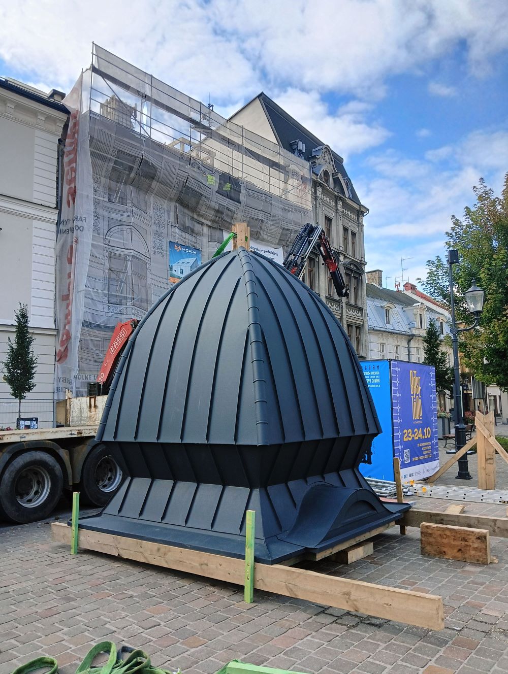 Zrekonstruowany hełm wraca na swoje historyczne miejsce Bielskie kamienice