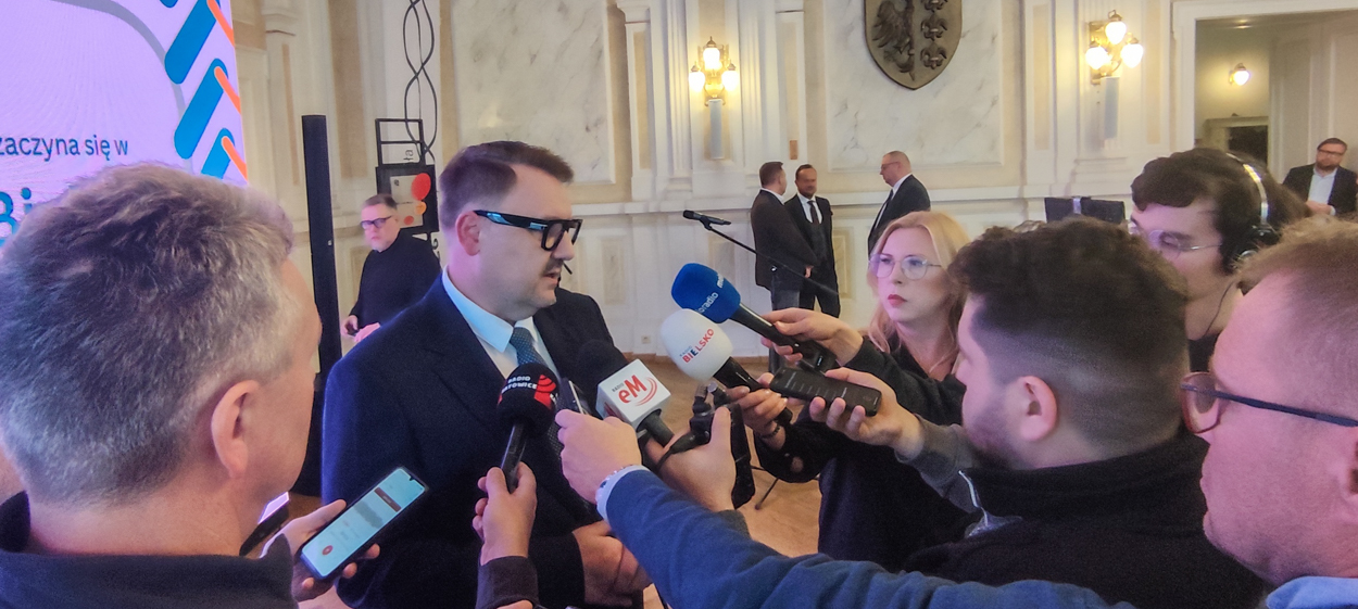 Prezydent miasta Jarosław Klimaszewski podczas konferencji prasowej Prezydent miasta Jarosław Klimaszewski