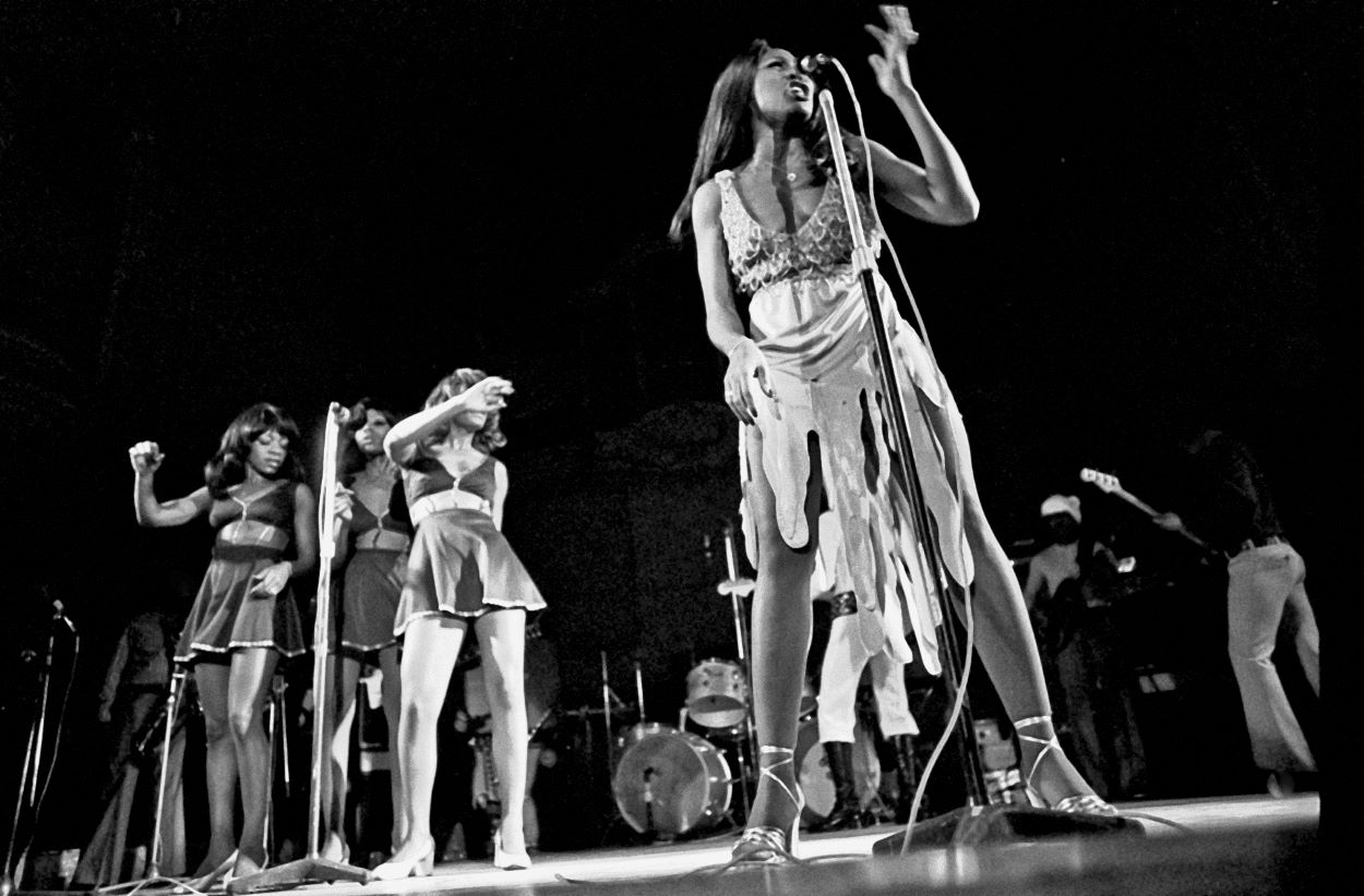 Tina Turner podczas koncertu z Ike’em Turnerem, Musikhalle Hamburg, listopad 1972. Fot. Heinrich Klaffs / CC BY-SA 2.0 (Wikimedia Commons) Tina Turner 1972