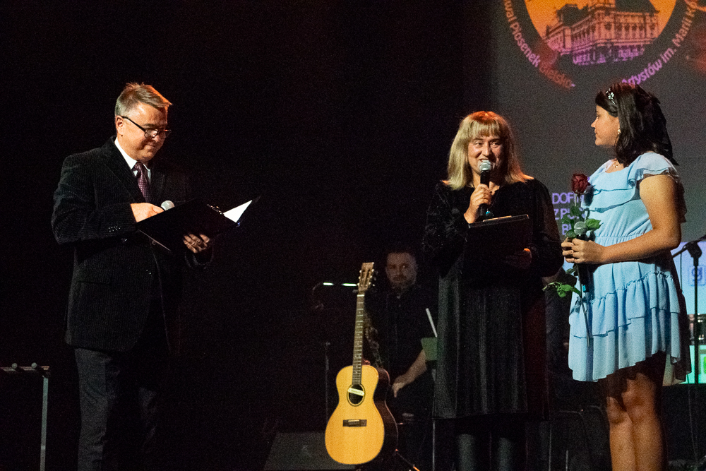 Tomasz Lorek, Aleksandra Stępień i Sandra Michalska Sandra Michalska rozpoczęła galę