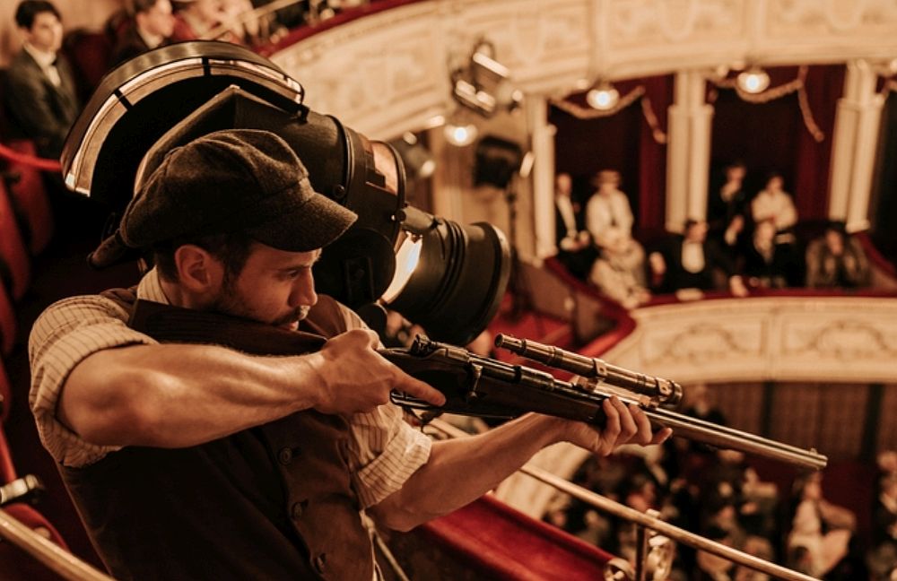 Na planie filmu Niebezpieczni Dżentelmeni w scenerii Teatru Polskiego Na planie filmu Niebezpieczni Dżentelmeni w scenerii Teatru Polskiego