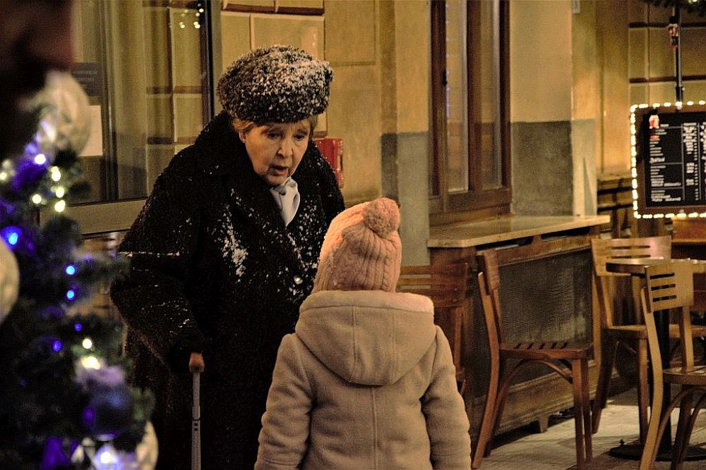 Na planie filmowym Uwierz w Mikołaja - Marta Lipińska w scenie na bielskim dworcu Na planie filmowym Uwierz w Mikołaja - Marta Lipińska w scenie na bielskim dworcu