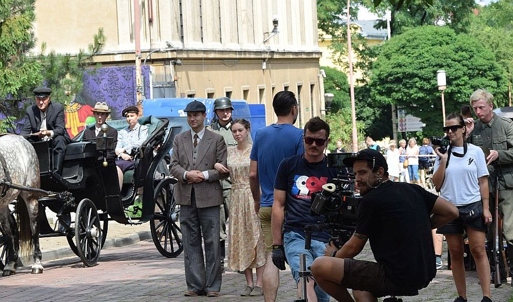 Sceny z planu filmowego Wojenne dziewczyny - ulica Krasińskiego Sceny z planu filmowego Wojenne dziewczyny - ulica Krasińskiego