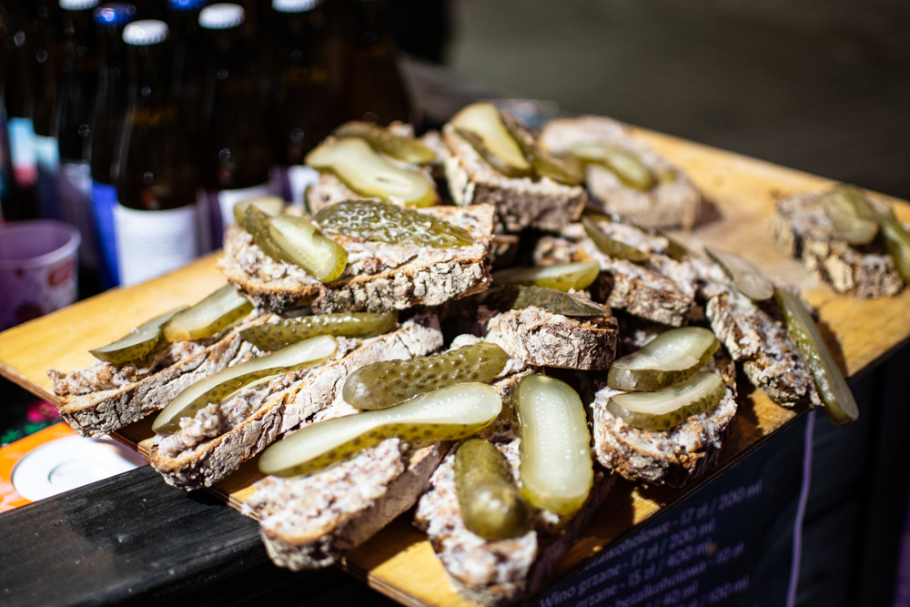 Pajda chleba ze smalcem i ogórkiem Święta na Starówce