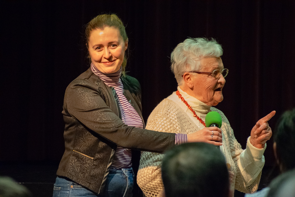 Helena Nikiel z wnuczką Spotkanie promocyjne Kalendarza Beskidzkiego 2026