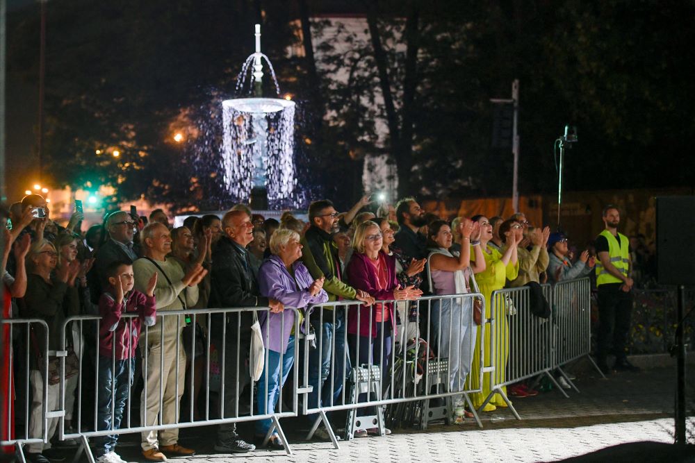 Publiczność nagradzała każdy występ gromkimi brawami Tłumy pod Teatrem Polskim