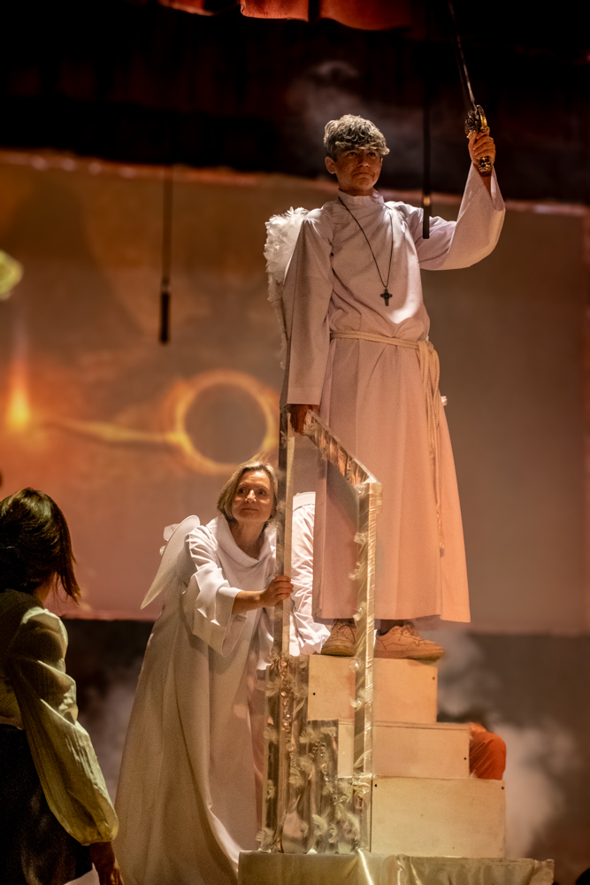 Filip Jachym w roli anioła Spektakl IGRASZKI Z DIABŁEM