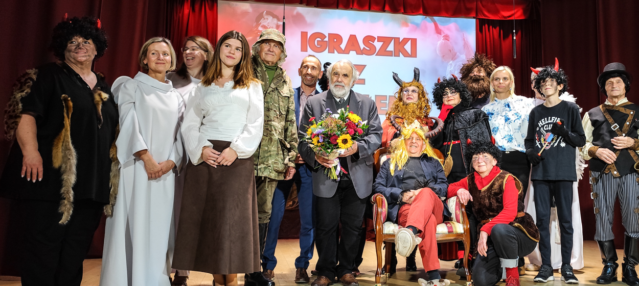 Zespół aktorski sztuki IGRASZKI Z DIABŁEM i reżyser Eugeniusz Jachym Teatr amatorski z Łodygowic