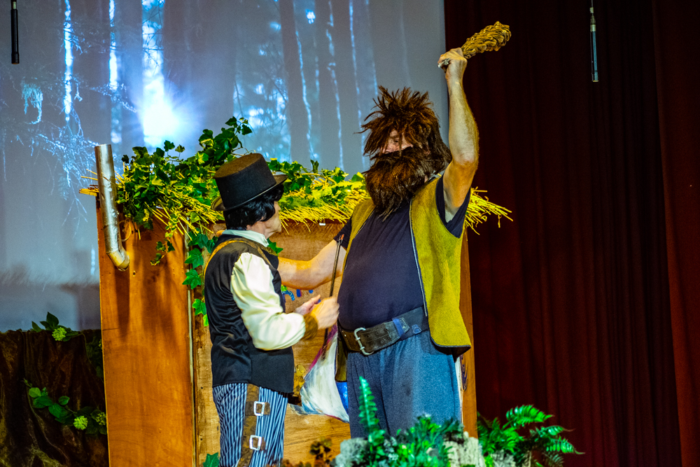 Tadeusz Bieniek w roli Lucjusza i Andrzej Borys w roli zbója Sarki Farki Spektakl IGRASZKI Z DIABŁEM